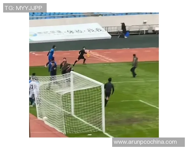 足球赛场风波不断男子球员冲突引发激烈打斗事件